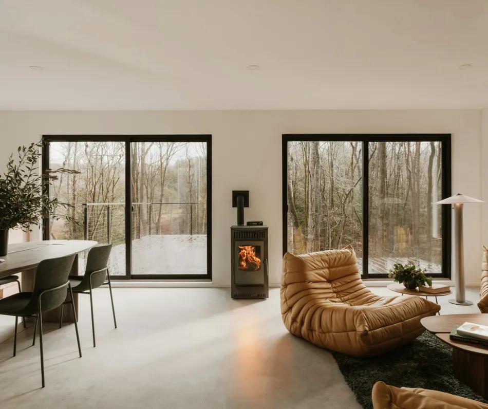 salon z dwoma oknami